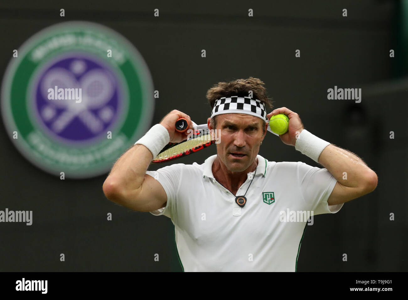 London, Großbritannien. 19. Mai 2019. Wimbledon Tennis Spieler Tag; Pat Cash (AUS) stellt den Kopf band Credit: Aktion Plus Sport Bilder/Alamy leben Nachrichten Stockfoto