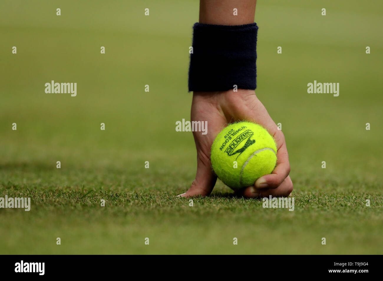 London, Großbritannien. 19. Mai 2019. Wimbledon Tennis Spieler Tag; ein Ball Junge hält einen Ball Slazenger Wimbledon 2019 Credit: Aktion Plus Sport Bilder/Alamy leben Nachrichten Stockfoto