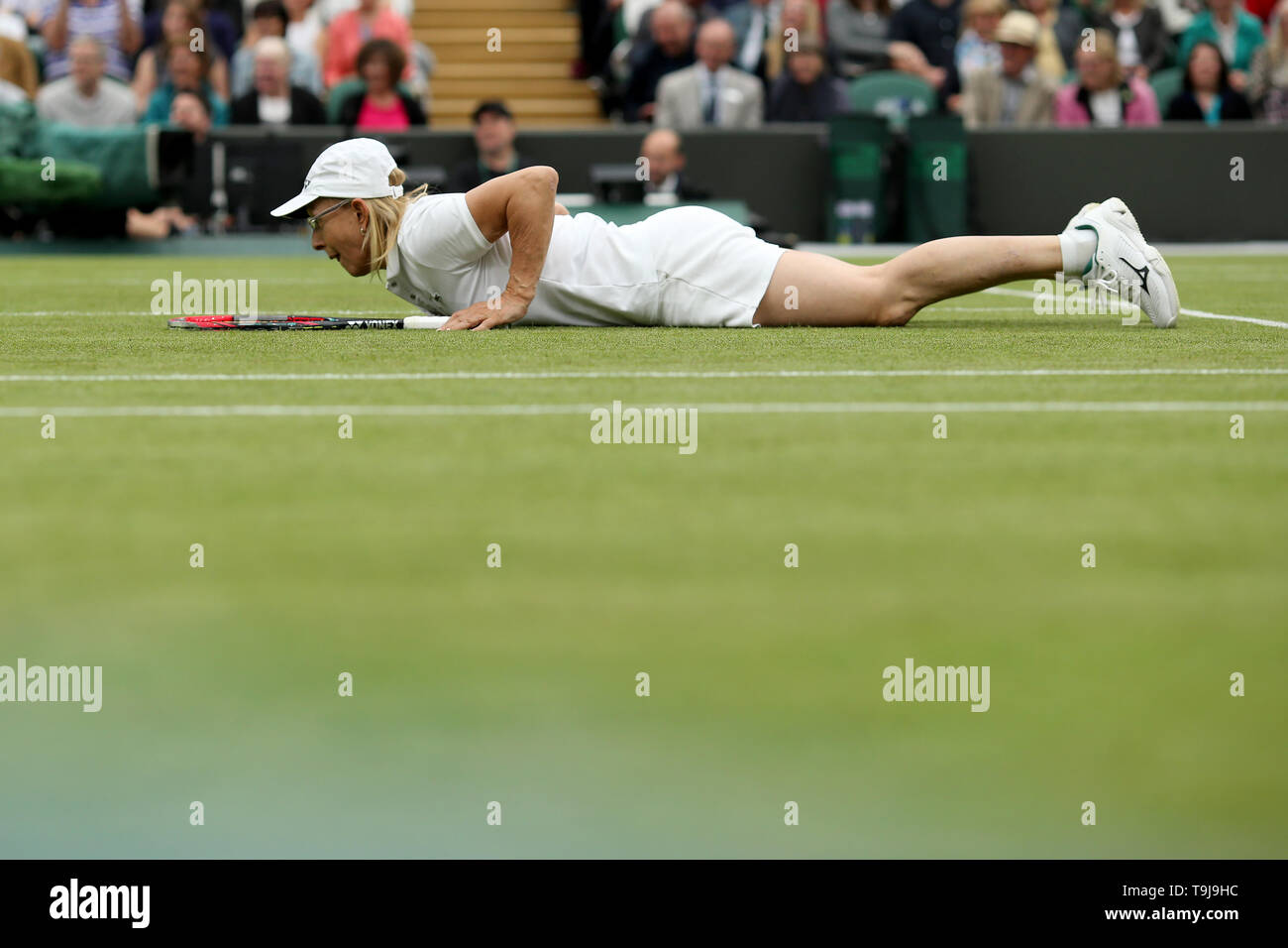 London, Großbritannien. 19. Mai 2019. Wimbledon Tennis Spieler Tag; Martina Navratilova (CZE) fällt der Gerichtshof Credit: Aktion Plus Sport Bilder/Alamy leben Nachrichten Stockfoto