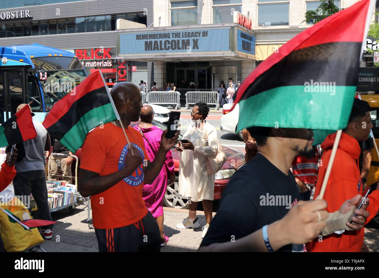 New York City, New York, USA. 19 Mai, 2019. Bewohner der historischen Viertel in New York City feierte das Leben und das Vermächtnis von Malcolm X, die Afro-amerikanische moslemische Ministerin und Menschenrechtsaktivistin, die in der Nachbarschaft 1965 mit einer Kundgebung und März ermordet wurde durch die Straßen von Harlem am Sonntag, 19. Mai 2019, Kennzeichnung der 94. Jahrestag der Geburt des El Hajj Malik El Shabazz und für die Einstellung aller kommerziellen Aktivitäten von Stores und Straßenhändler drängte für drei (3) Stunden in der Nachbarschaft. Credit: G. Ronald Lopez/ZUMA Draht/Alamy leben Nachrichten Stockfoto