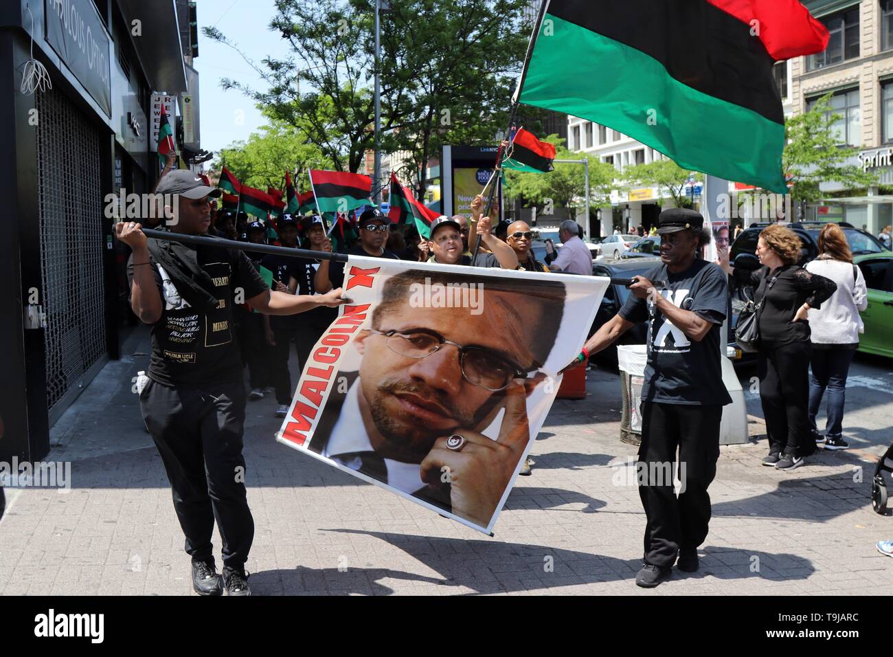 New York City, New York, USA. 19 Mai, 2019. Bewohner der historischen Viertel in New York City feierte das Leben und das Vermächtnis von Malcolm X, die Afro-amerikanische moslemische Ministerin und Menschenrechtsaktivistin, die in der Nachbarschaft 1965 mit einer Kundgebung und März ermordet wurde durch die Straßen von Harlem am Sonntag, 19. Mai 2019, Kennzeichnung der 94. Jahrestag der Geburt des El Hajj Malik El Shabazz und für die Einstellung aller kommerziellen Aktivitäten von Stores und Straßenhändler drängte für drei (3) Stunden in der Nachbarschaft. Credit: G. Ronald Lopez/ZUMA Draht/Alamy leben Nachrichten Stockfoto