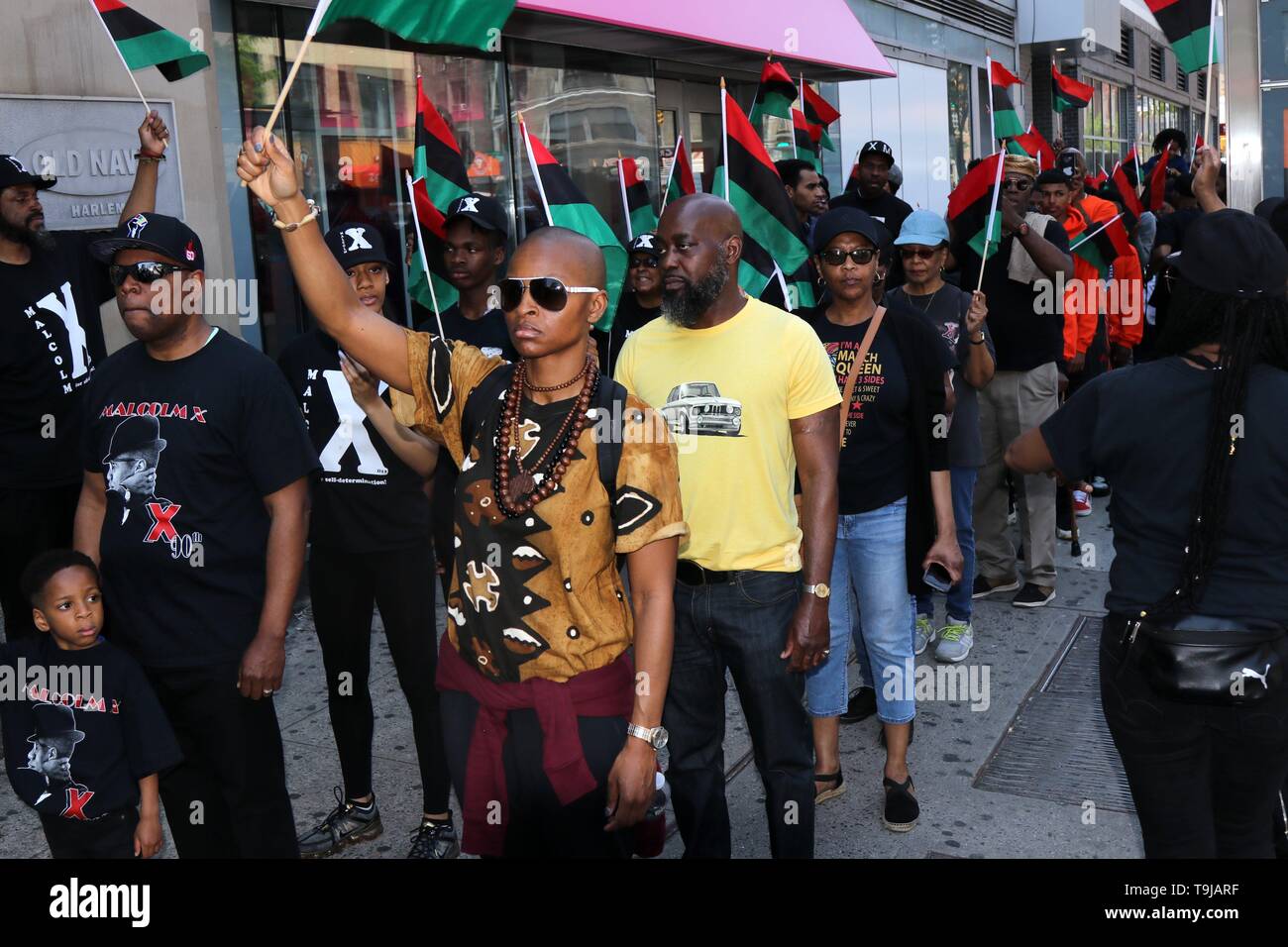 New York City, New York, USA. 19 Mai, 2019. Bewohner der historischen Viertel in New York City feierte das Leben und das Vermächtnis von Malcolm X, die Afro-amerikanische moslemische Ministerin und Menschenrechtsaktivistin, die in der Nachbarschaft 1965 mit einer Kundgebung und März ermordet wurde durch die Straßen von Harlem am Sonntag, 19. Mai 2019, Kennzeichnung der 94. Jahrestag der Geburt des El Hajj Malik El Shabazz und für die Einstellung aller kommerziellen Aktivitäten von Stores und Straßenhändler drängte für drei (3) Stunden in der Nachbarschaft. Credit: G. Ronald Lopez/ZUMA Draht/Alamy leben Nachrichten Stockfoto