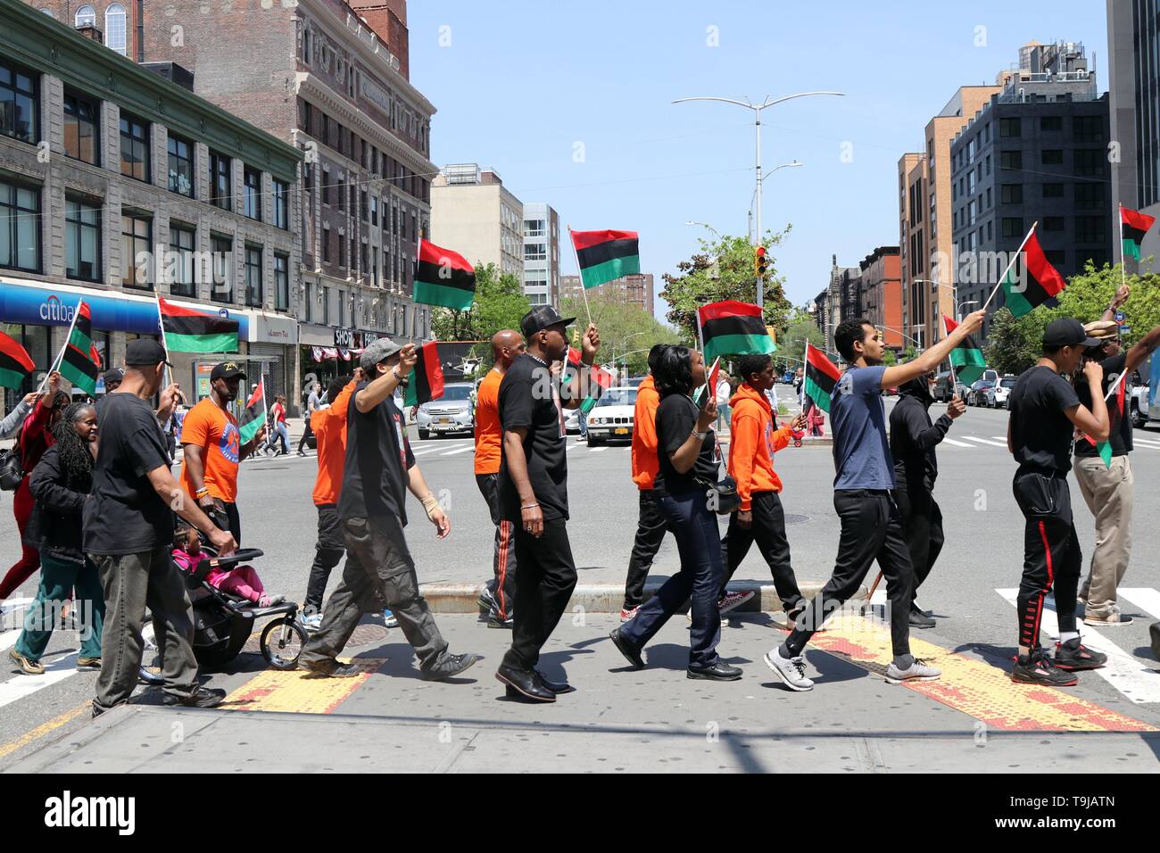 New York, NY, USA. 19. Mai, 2019. Bewohner der historischen Viertel in New York City feierte das Leben und das Vermächtnis von Malcolm X, die Afro-amerikanische moslemische Ministerin und Menschenrechtsaktivistin, die in der Nachbarschaft 1965 mit einer Kundgebung und März ermordet wurde durch die Straßen von Harlem am Sonntag, 19. Mai 2019, Kennzeichnung der 94. Jahrestag der Geburt des El Hajj Malik El Shabazz und für die Einstellung aller kommerziellen Aktivitäten von Stores und Straßenhändler drängte für drei (3) Stunden in der Nachbarschaft. © 2019 G. Ronald Lopez/Alamy leben Nachrichten Stockfoto