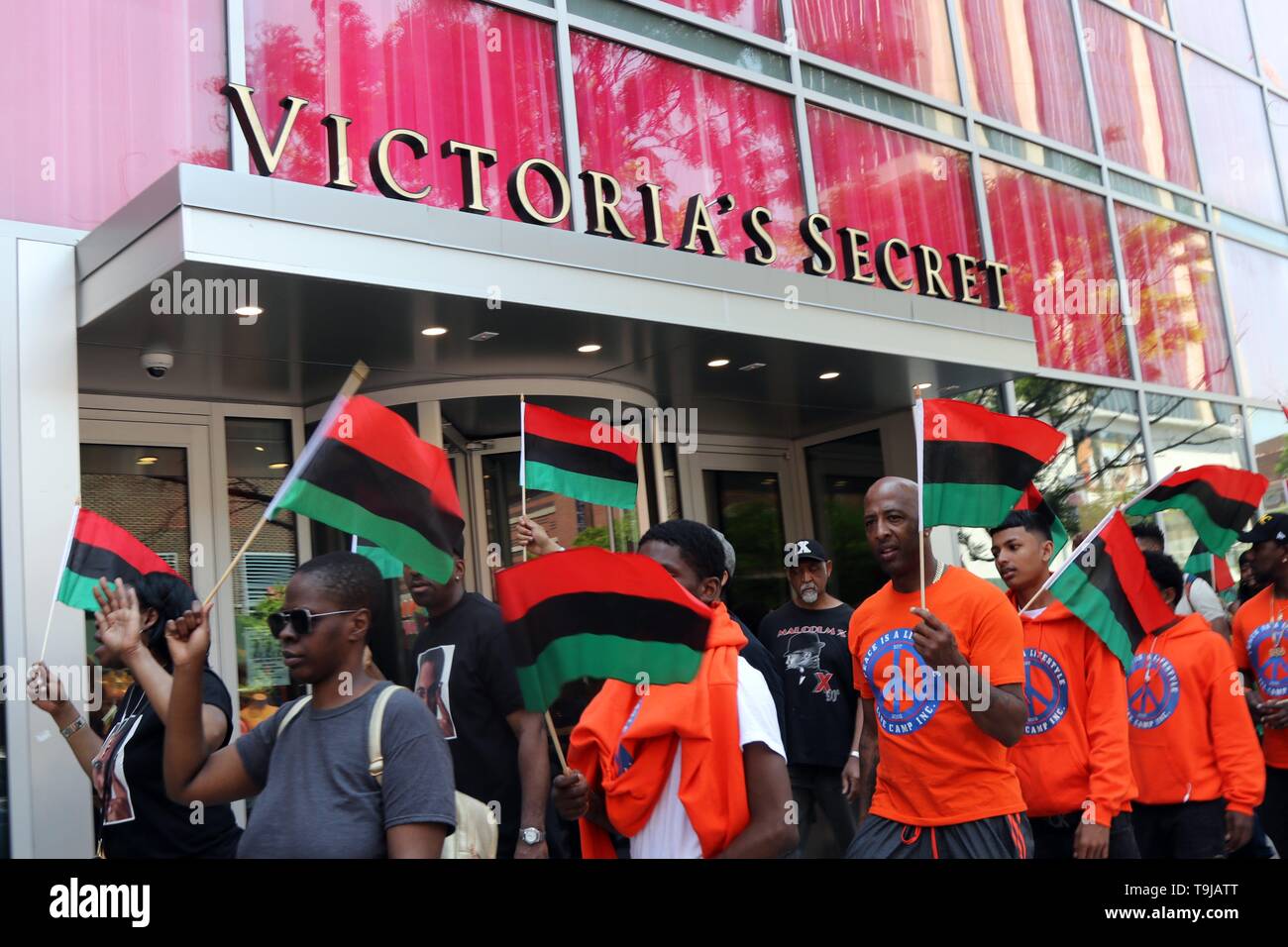 New York, NY, USA. 19. Mai, 2019. Bewohner der historischen Viertel in New York City feierte das Leben und das Vermächtnis von Malcolm X, die Afro-amerikanische moslemische Ministerin und Menschenrechtsaktivistin, die in der Nachbarschaft 1965 mit einer Kundgebung und März ermordet wurde durch die Straßen von Harlem am Sonntag, 19. Mai 2019, Kennzeichnung der 94. Jahrestag der Geburt des El Hajj Malik El Shabazz und für die Einstellung aller kommerziellen Aktivitäten von Stores und Straßenhändler drängte für drei (3) Stunden in der Nachbarschaft. © 2019 G. Ronald Lopez/Alamy leben Nachrichten Stockfoto