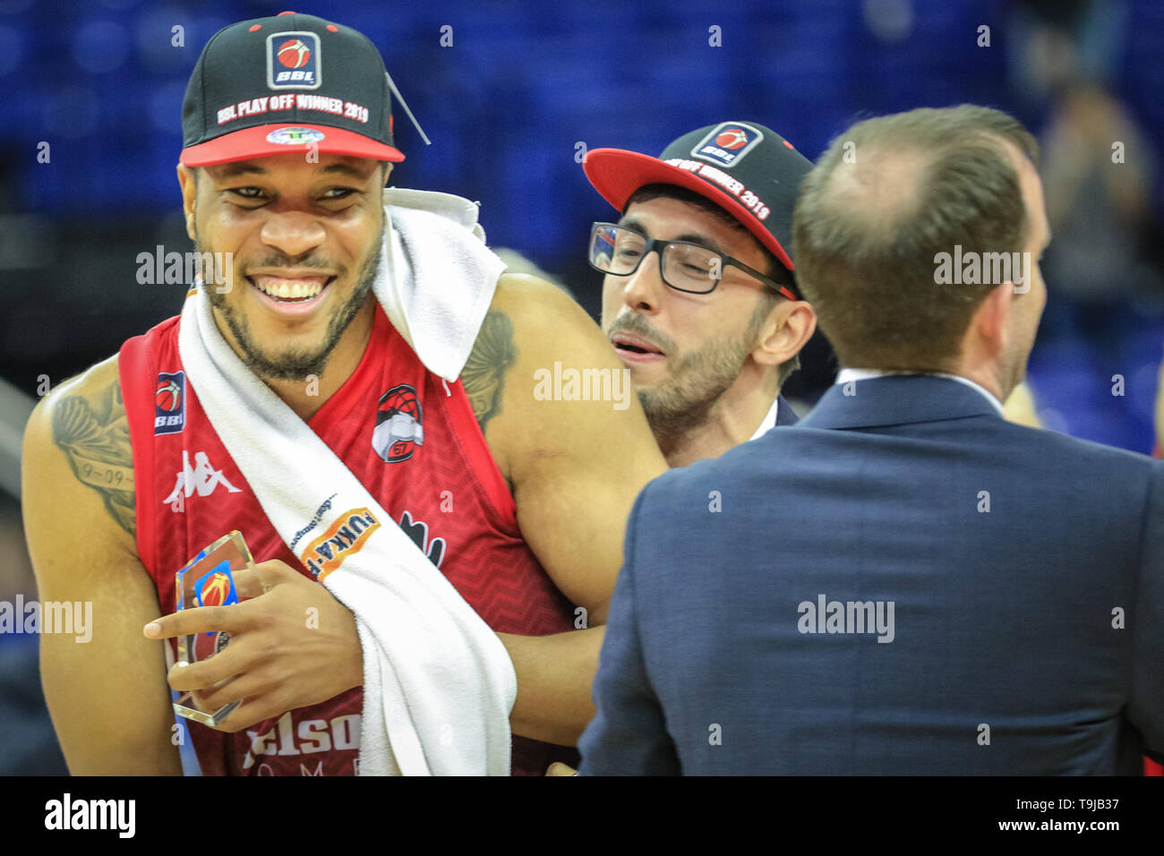 Der O2, London, UK. 19 Mai, 2019. Leicester feiern ihren Sieg. Die Spannungen hoch zwischen den ersten Finalisten, 2019 Trophy Gewinner und Liga Newcomer London City Royals, und die zwei - die Zeit, die titelverteidiger Leicester Reiter im 2019 BBL British Basketball League Benecos Play-Off Finale in der O2. Über 15.000 Fans haben sich bei den Männern zu beobachten. Leicester Fahrer gewinnen 93-61 über Royals. Credit: Imageplotter/Alamy leben Nachrichten Stockfoto