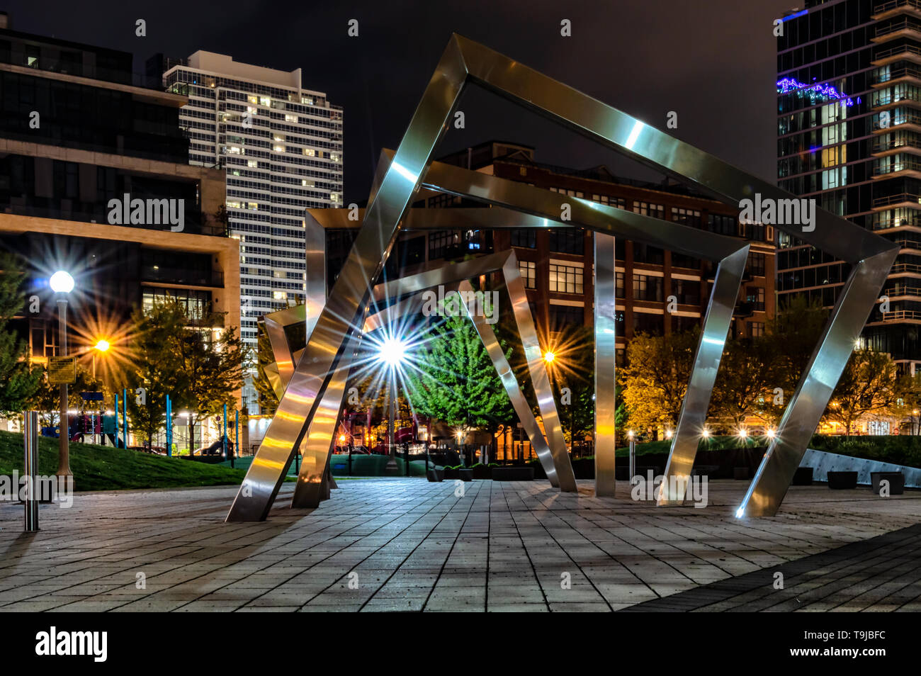 Nacht Szene von Fountain Plaza in Chicago West Loop Nachbarschaft öffentlichen Park. Straße in Chicago, Reisen in Illinois. Stockfoto