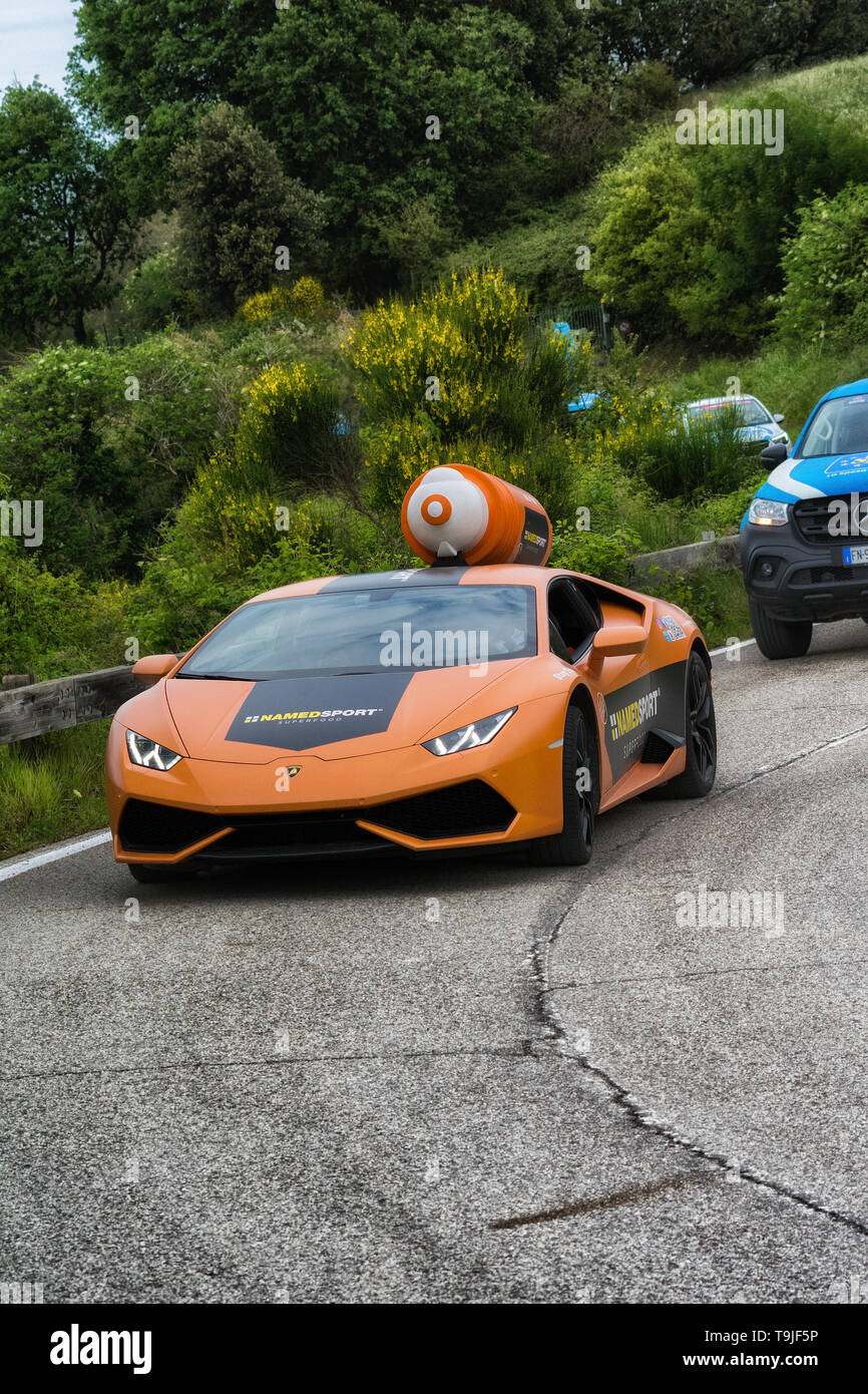 PESARO ITALIEN - 18. MAI 2019: Lamborghini Aventador des Giro d'Italia Etappe vor der 102. Ausgabe der Giro d'Italia IN PESARO SAN BARTOLO Stockfoto