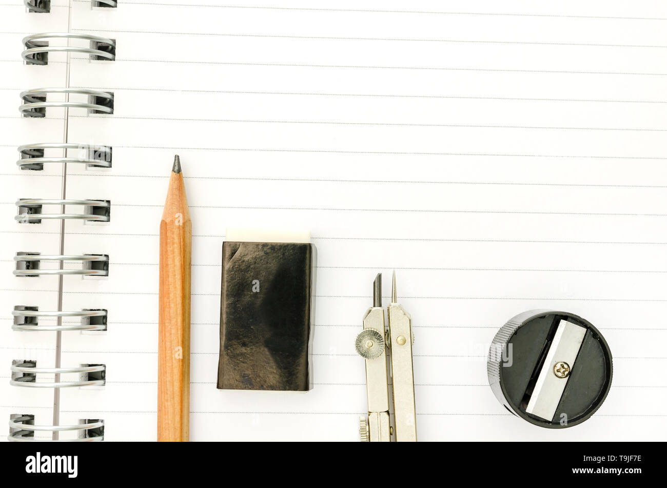 Schulbedarf auf offenen leer Spirale notebook. Stockfoto