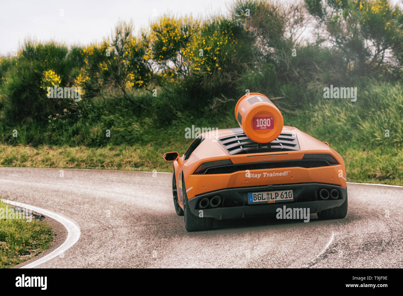 PESARO ITALIEN - 18. MAI 2019: Lamborghini Aventador des Giro d'Italia Etappe vor der 102. Ausgabe der Giro d'Italia IN PESARO SAN BARTOLO Stockfoto