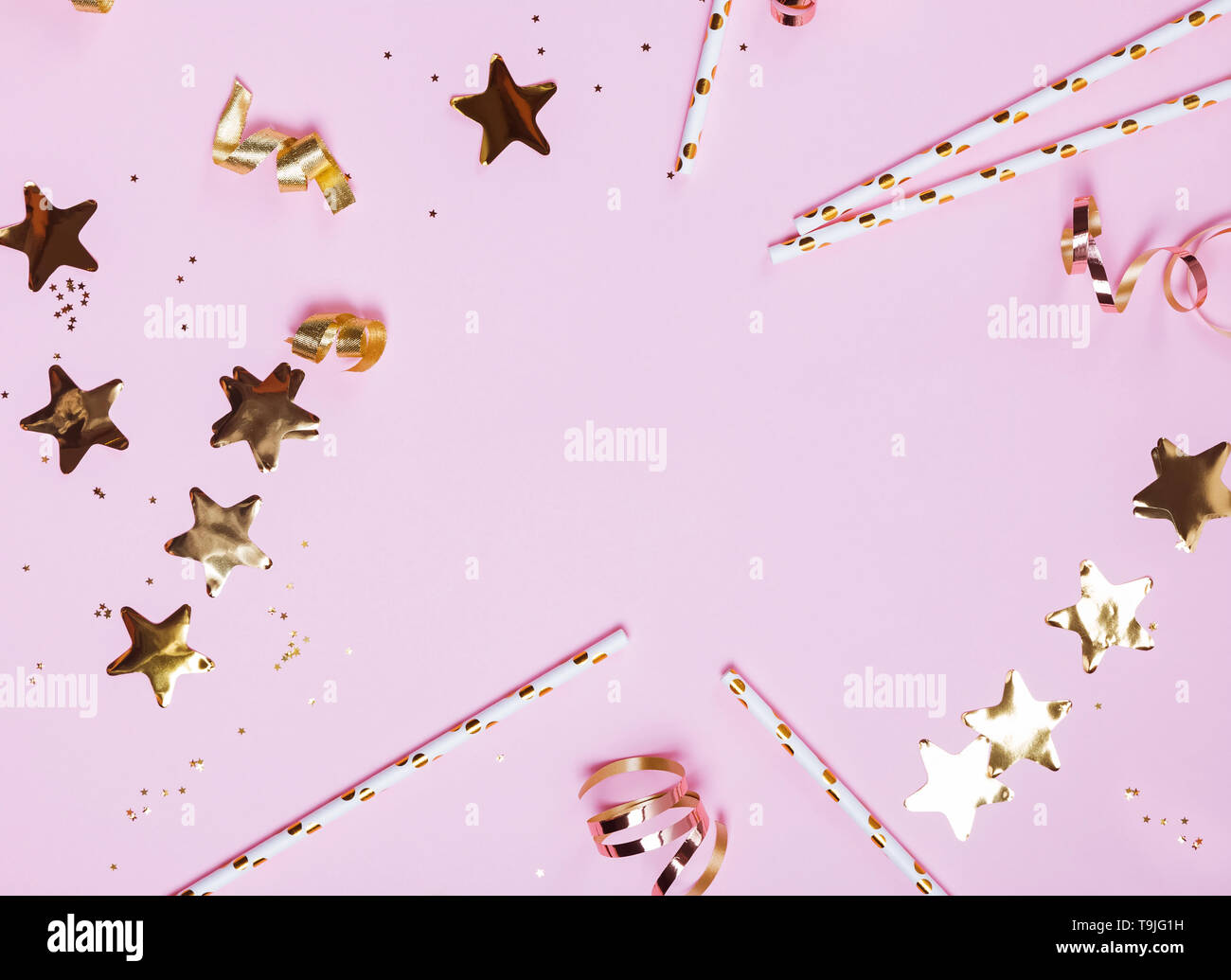 Geburtstag oder Weihnachtsfeier Dekor auf Rosa baqckground. Golden bibbons, Konfetti und Glitter Stockfoto