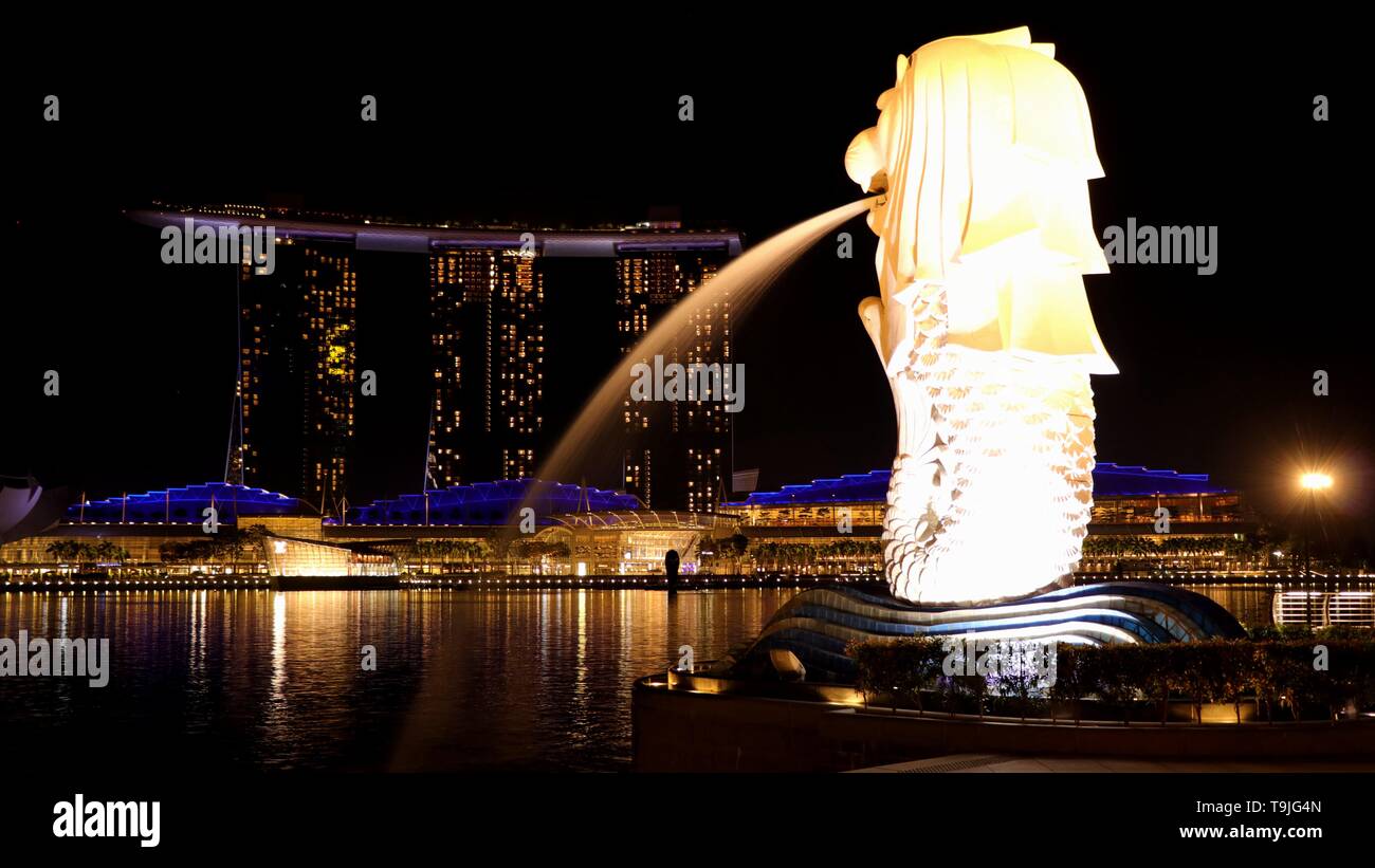 Der Marina Bay in Singapur bei Nacht Stockfoto