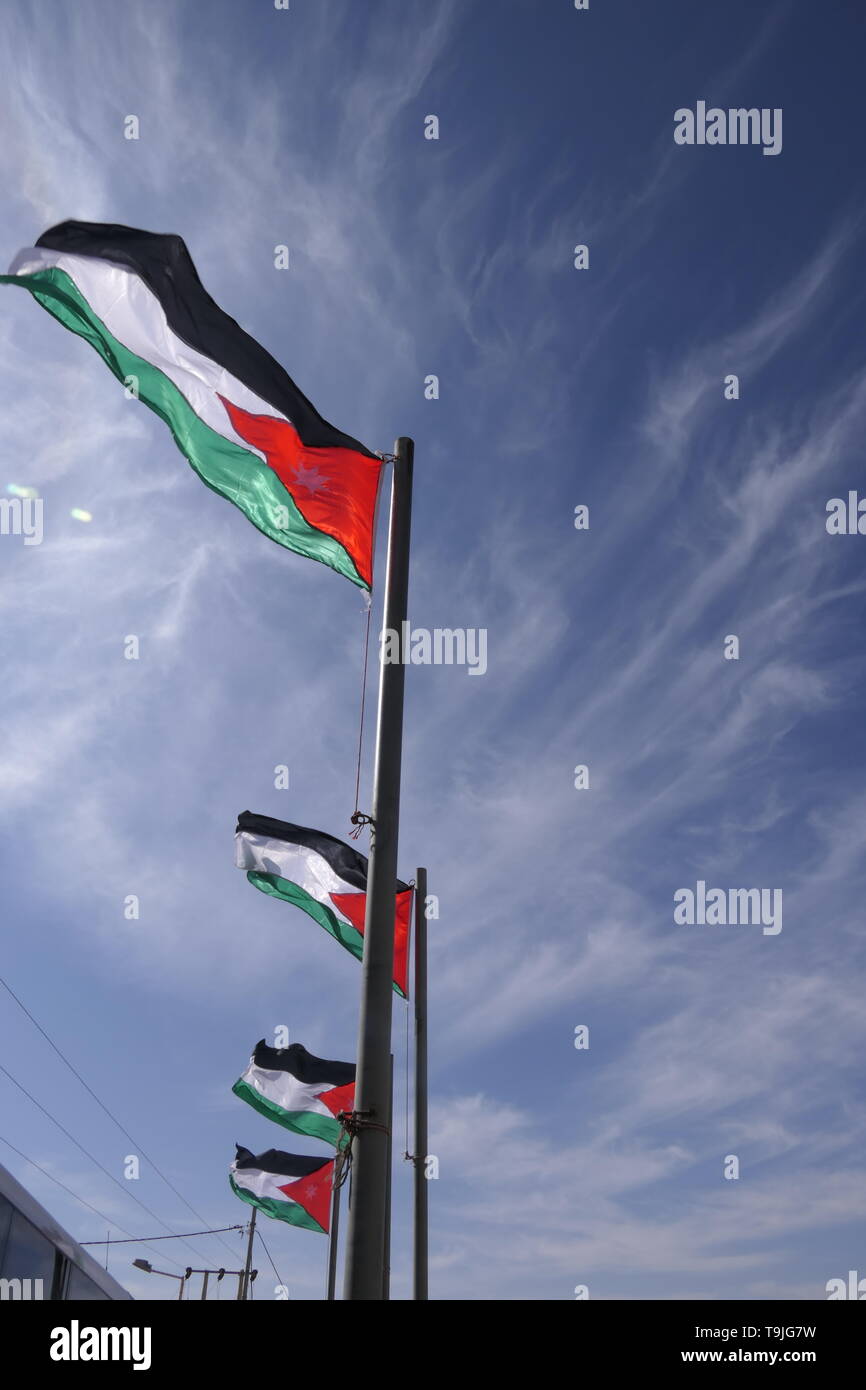 Nationalflagge von Jordanien auf einem Fahnenmast im Haschemitischen Königreich Jordanien Stockfoto