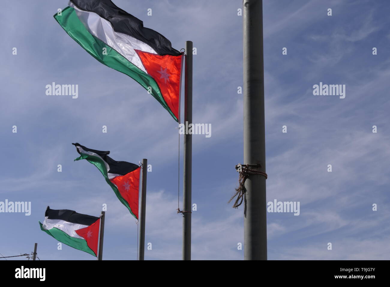 Nationalflagge von Jordanien auf einem Fahnenmast im Haschemitischen Königreich Jordanien Stockfoto