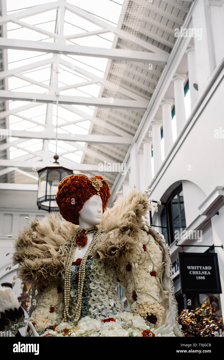 London, UK, 15. Mai 2019: Fleurs de Villes Floral Couture Installation in Covent Garden Market Gebäude. Stockfoto