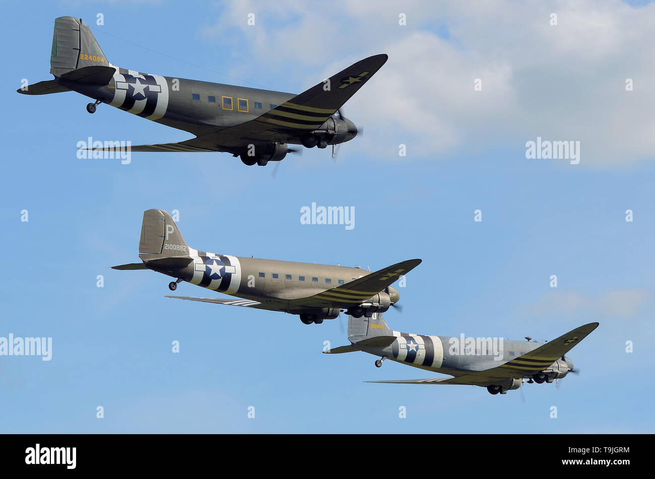 Douglas C-47 Skytrain / DC-3 Dakotas in zeitlichen Tarnmarkierungen flogen zum ersten Mal seit Jahren zum D-Day-Event zusammen am Himmel über Europa Stockfoto