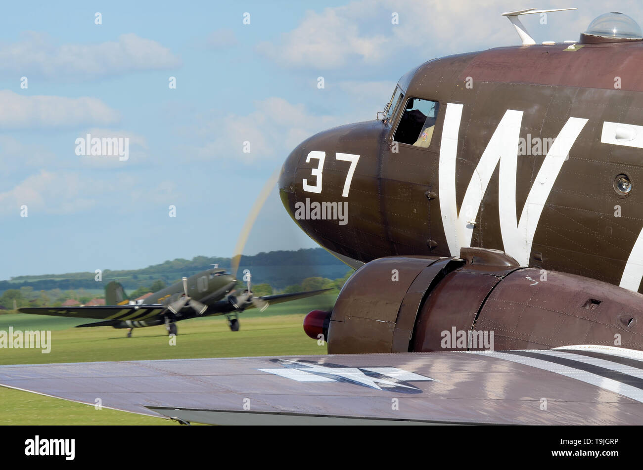 DC-3 Dakotas in Periode camouflage Markierungen - einschließlich D-Day" Invasion Streifen". Zweiten Weltkrieg transport Truppe mit Ebenen Stockfoto