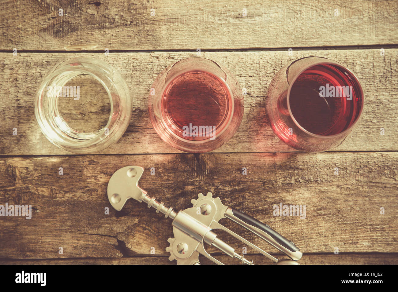 Weinprobe Konzept - Rotwein, Rosé und Weißwein in Gläser Stockfoto