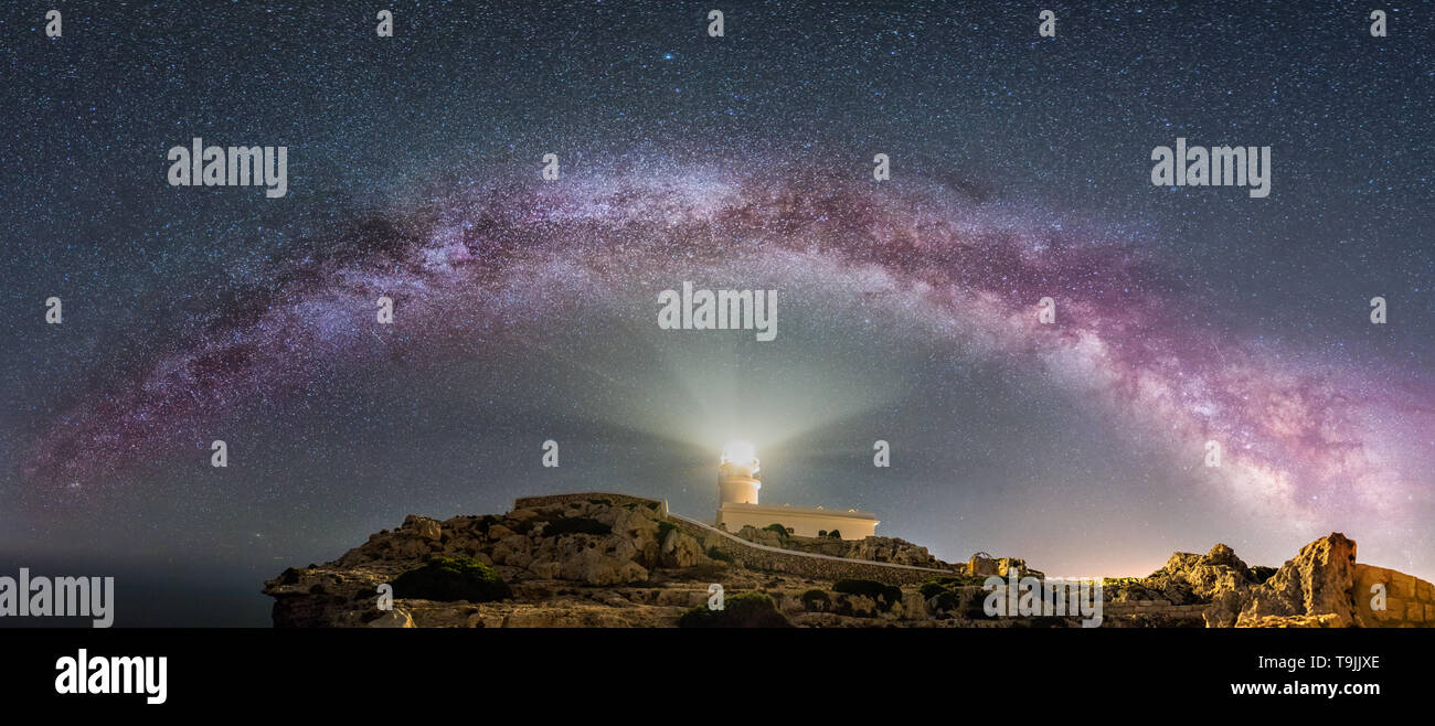 Milchstraße Bogen über Cavalleria Leuchtturm in Menorca, Ballearic Inseln, Spanien Stockfoto