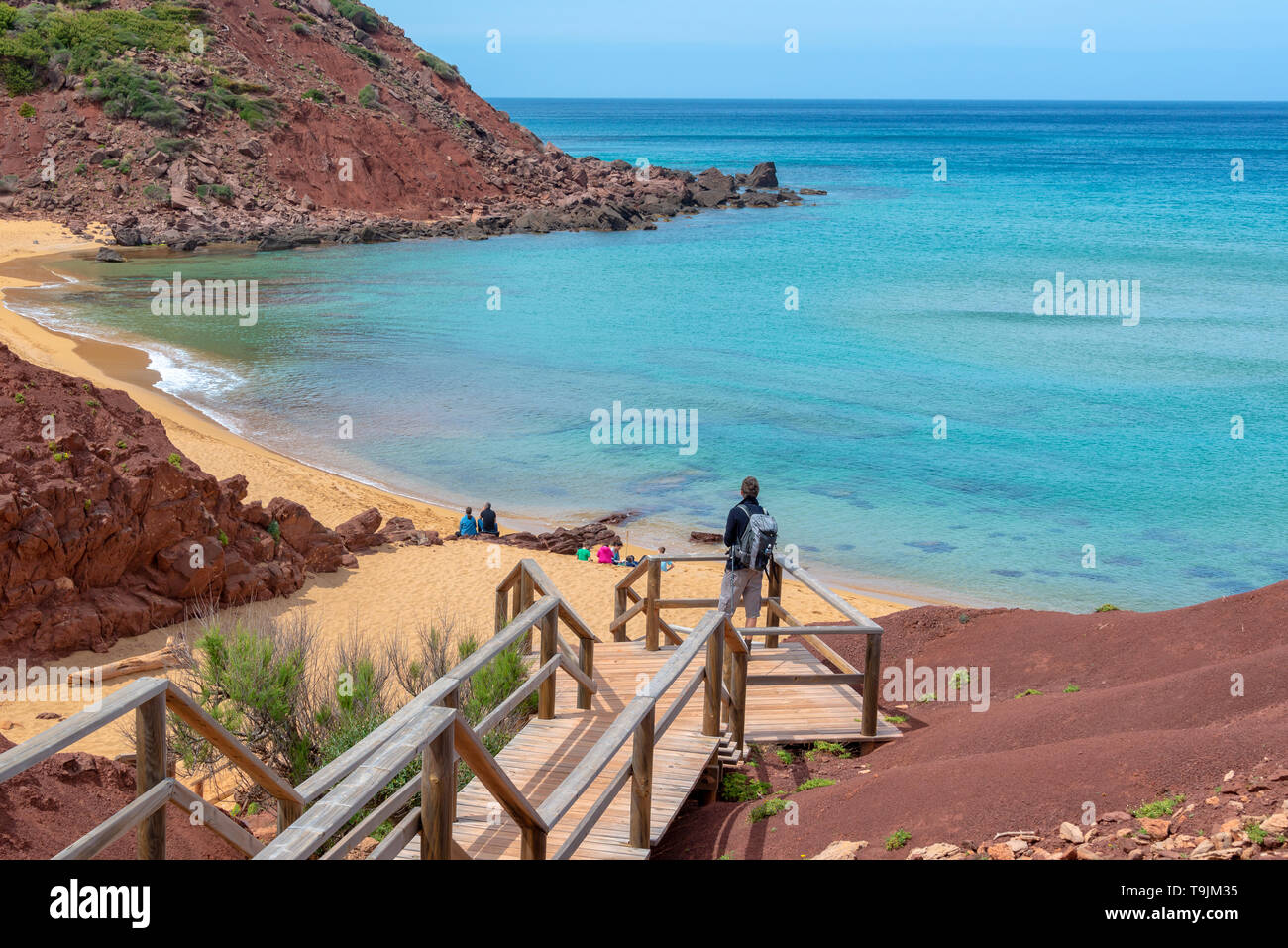 Hölzerne Treppe zu El pilar Strand auf Menorca, Balearen, Spanien führenden Stockfoto