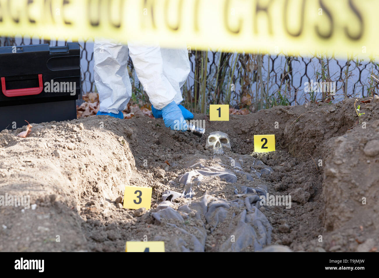 Forensische Wissenschaft Spezialist für schützende Arbeitskleidung, Beweise sammeln am Tatort Stockfoto