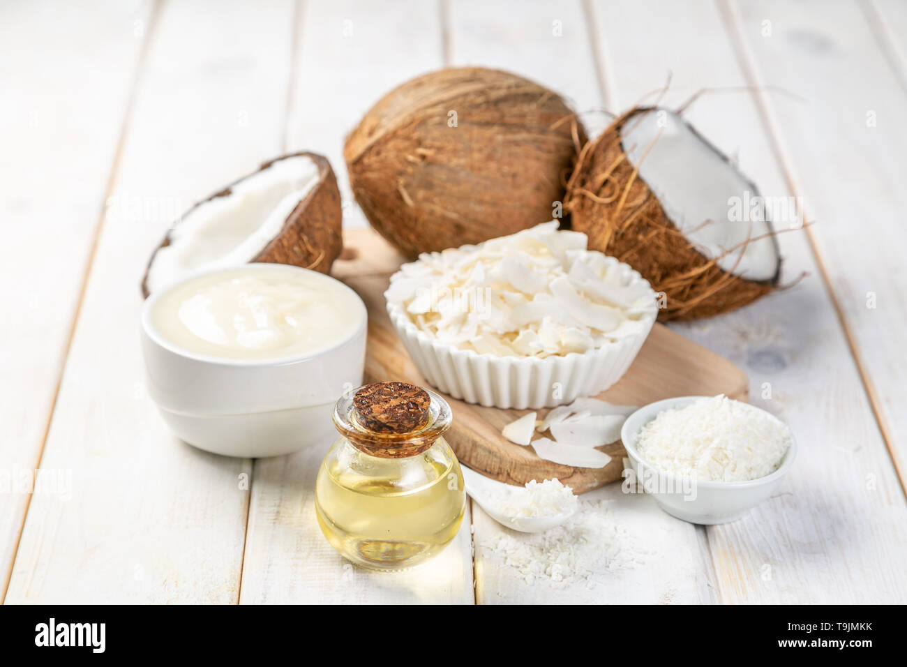 MCT Kokosöl Konzept - Kokosnüsse, Butter und Öl auf Holz Hintergrund Stockfoto