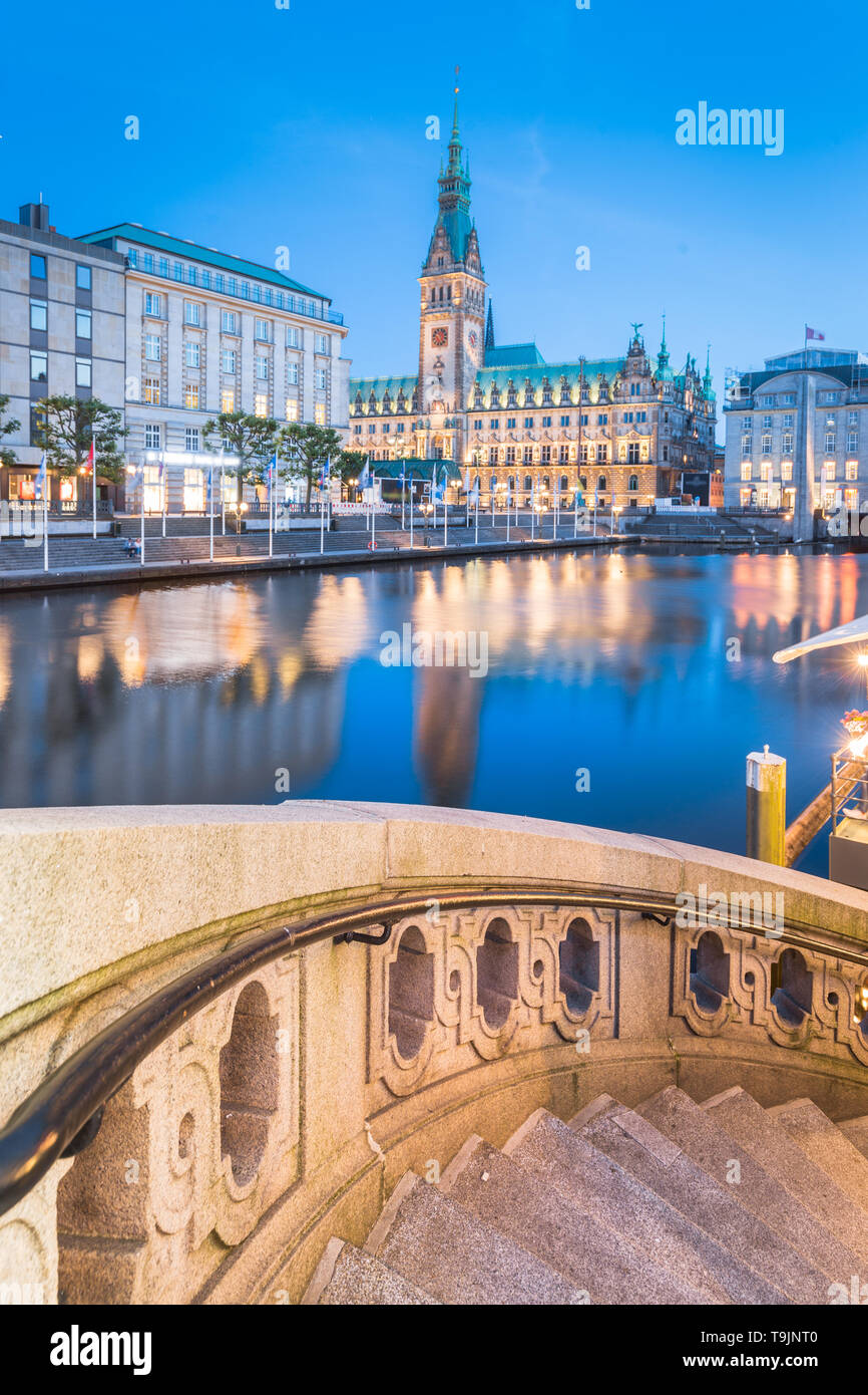 Klassische Dämmerung Blick auf die Hamburger Innenstadt mit historischen Rathaus reflektieren, Binnenalster während der Blauen Stunde in der Dämmerung, Deutschland Stockfoto