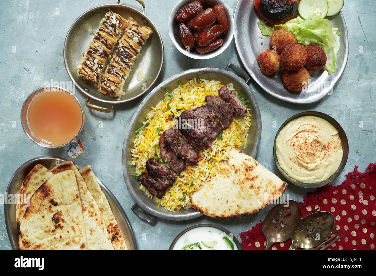 Ramadan Iftar essen oder Fest/Party Abendessen - Lamm Kebab, Hummus, Fladenbrot, Falafel, Termine und Baklava Stockfoto