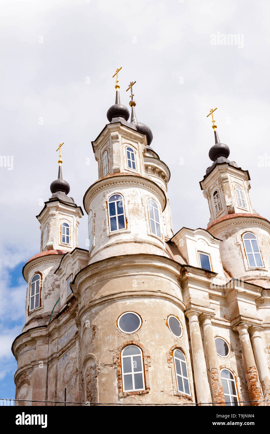 Eine alte schöne Ortodox Kirche von Cosmas und Damian im Frühling. Religiöse Architektur von Russland. Reisen rund um berühmte Städte von Russland Stockfoto