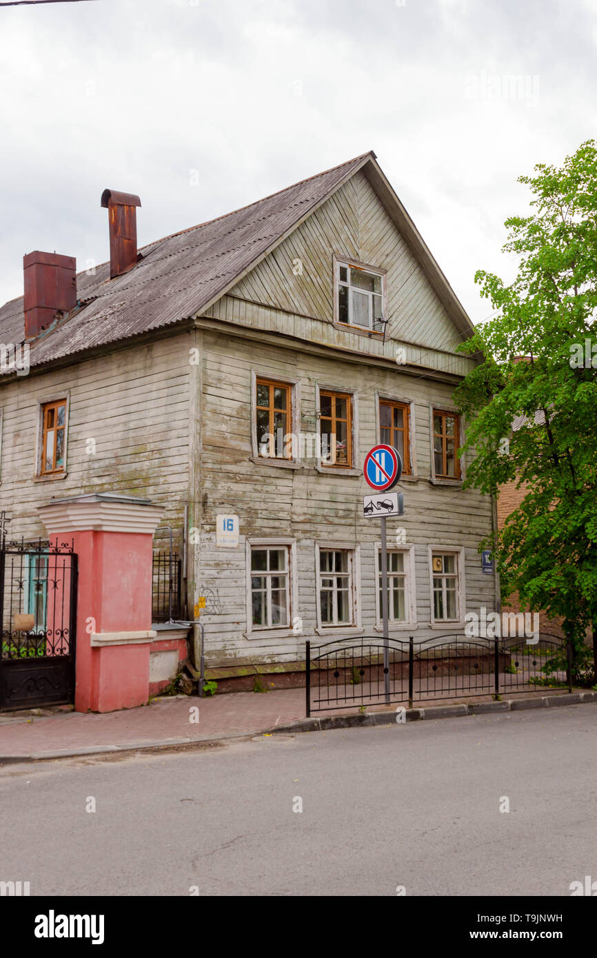 Kaluga, Russland - 11. Mai 2019: alten grünen Landhausstil zwei etagen Haus Stockfoto