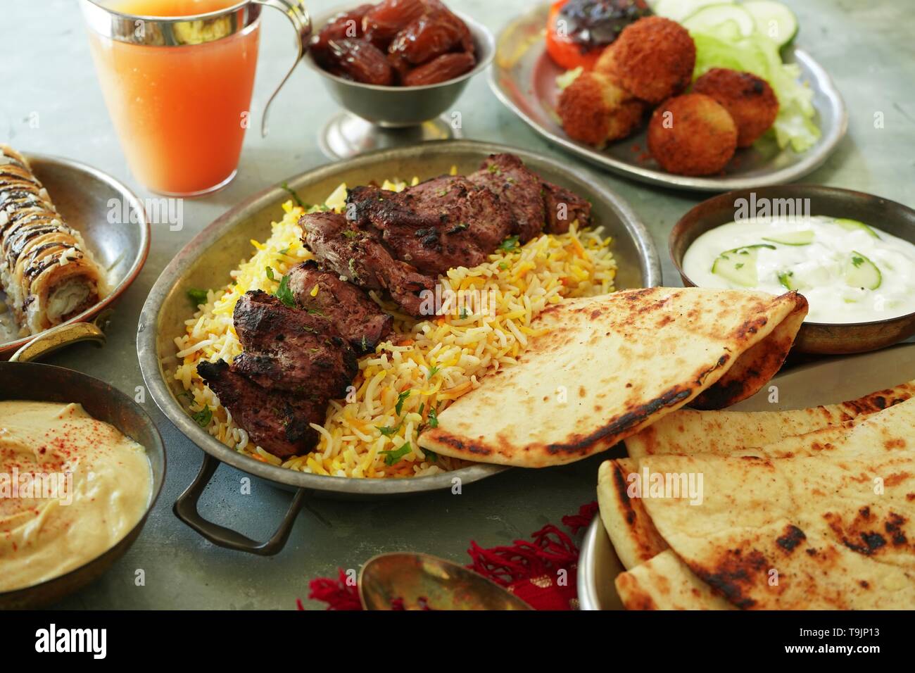 Ramadan Essen fest Hintergrund/Iftar party Konzept - Lamm Kababs, Reis, Hummus, Lavash Brot Termine und Baklava, selektiven Fokus Stockfoto