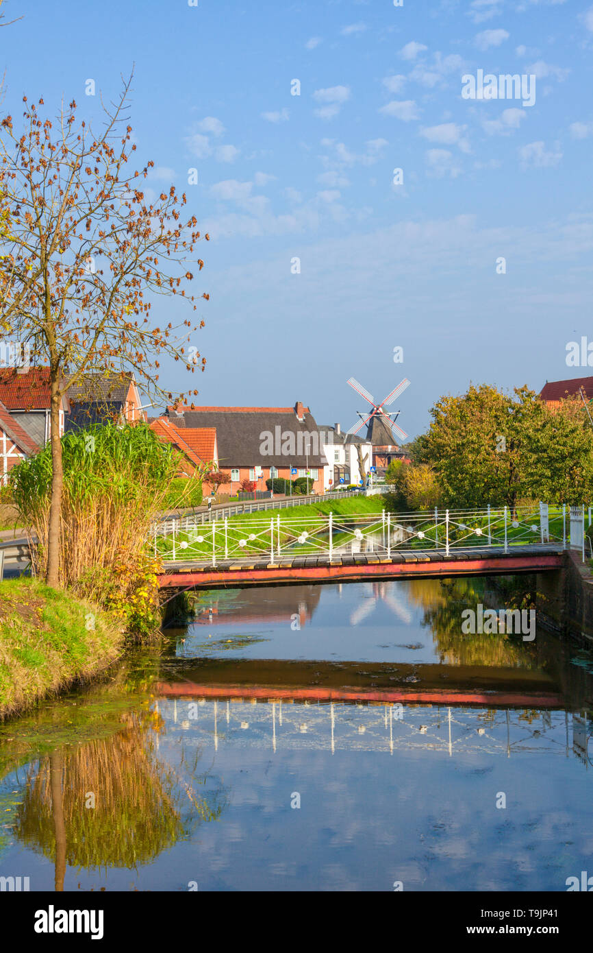 Kanal durch das Dorf von Jork, Altes Land, Niedersachsen, Deutschland Stockfoto
