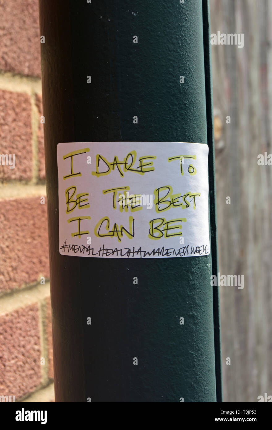 Ich wage zu sein, das beste Ich kann, Aufkleber, eine strassenlaterne Barnes, London, England, mit einem seelischen Bewußtsein Woche Hashtag Stockfoto