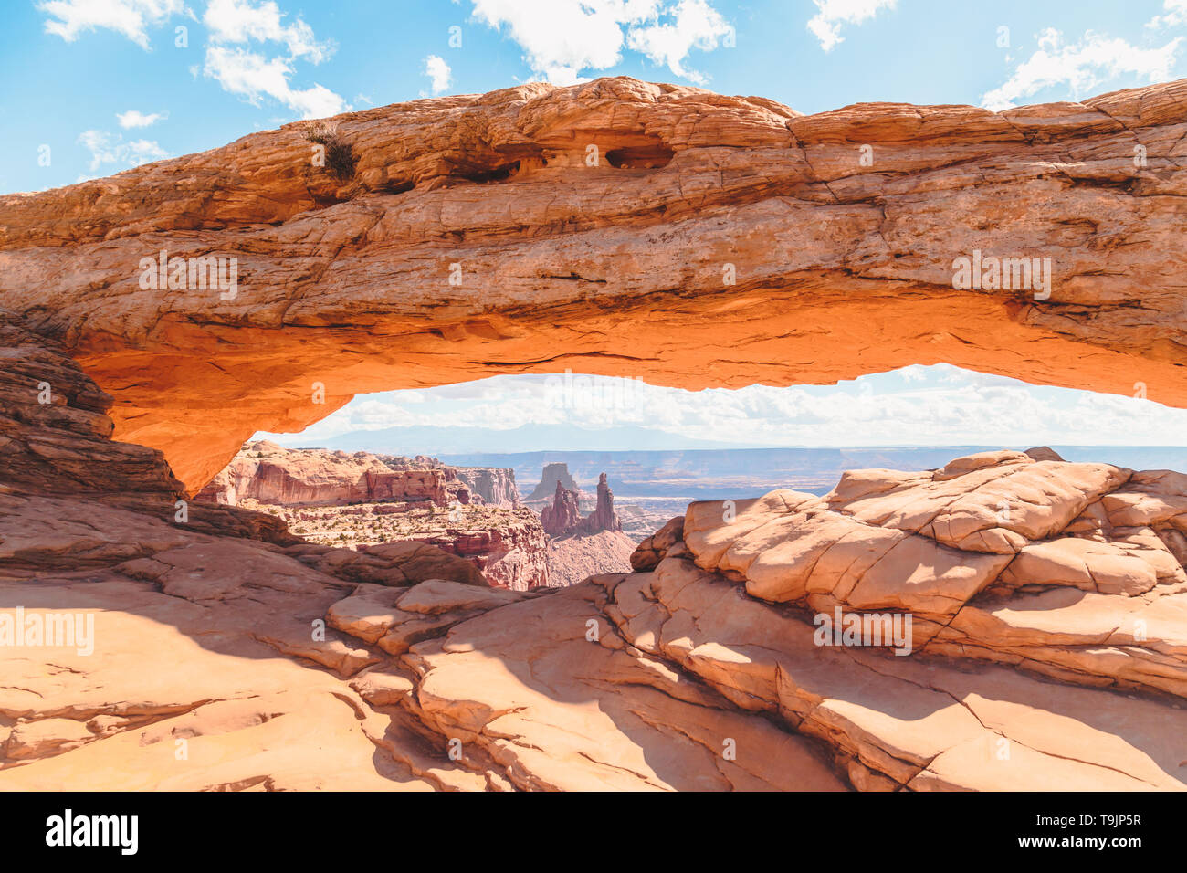 Klassische Ansicht der berühmten Mesa Arch, Symbol für den amerikanischen Westen, im malerischen golden Morgen bei Sonnenaufgang beleuchteten an einem schönen Tag im Sommer Stockfoto