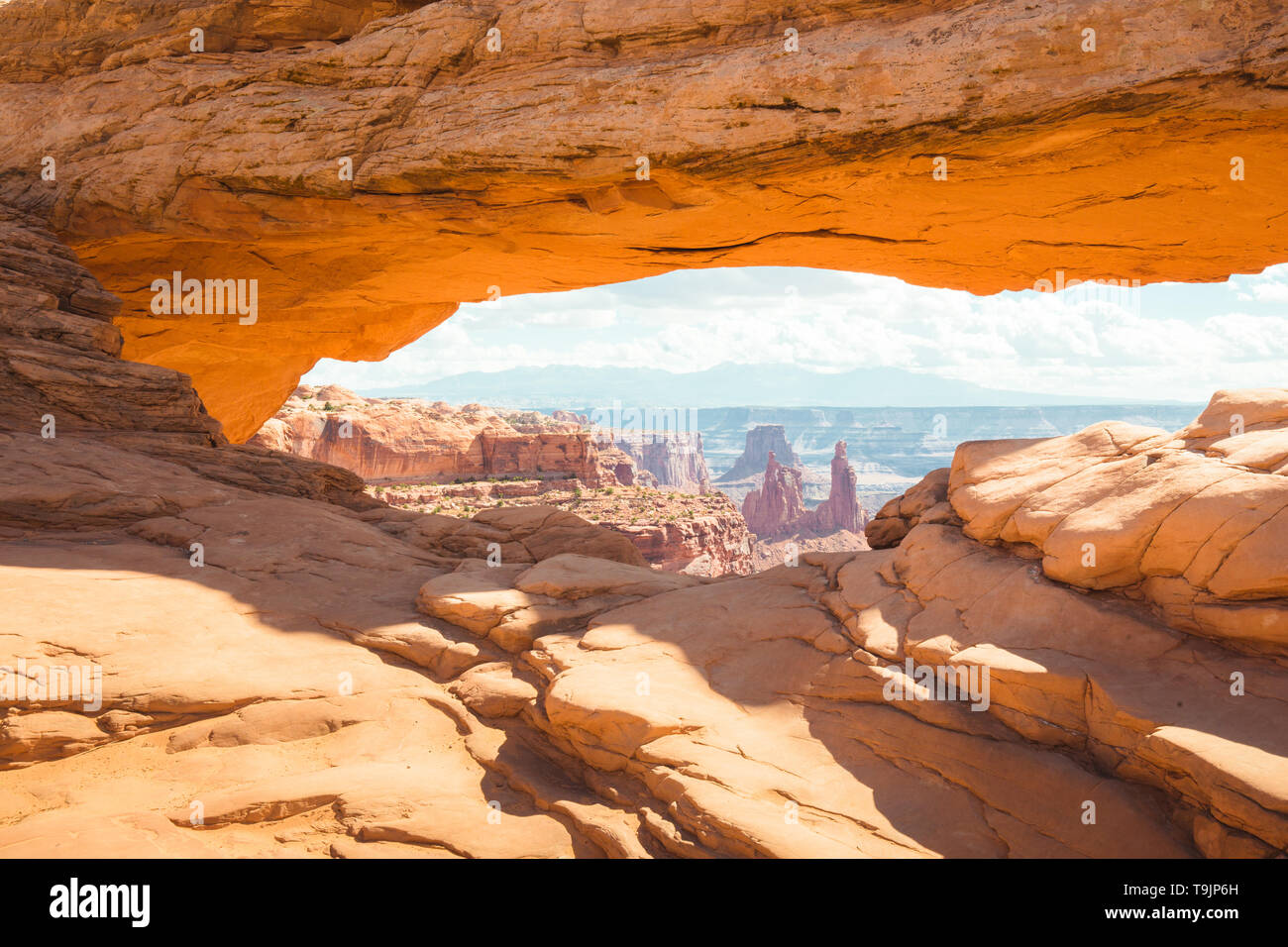 Klassische Ansicht der berühmten Mesa Arch, Symbol für den amerikanischen Westen, im malerischen golden Morgen bei Sonnenaufgang beleuchteten an einem schönen Tag im Sommer Stockfoto