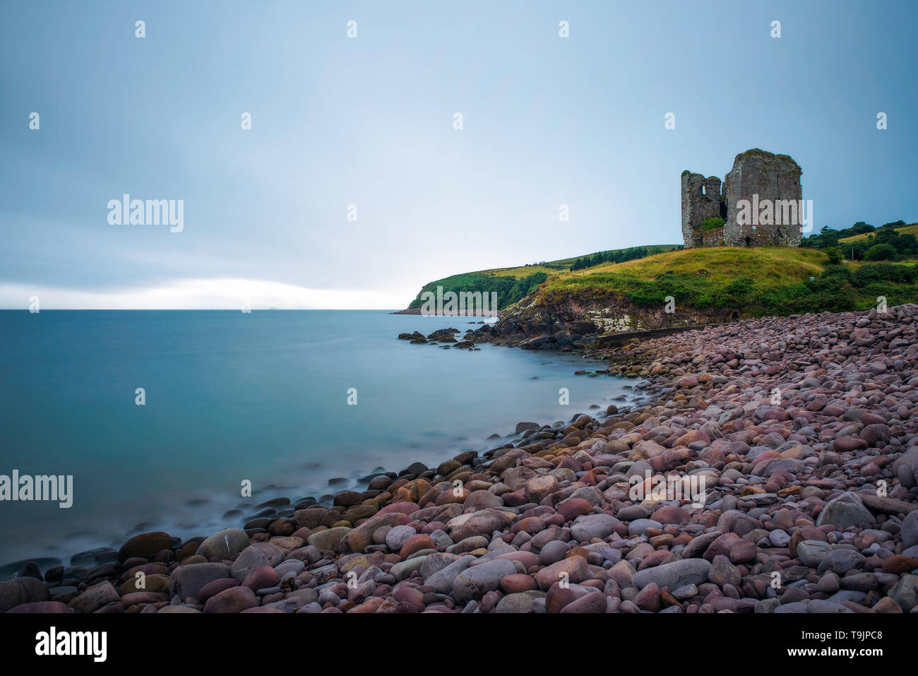 Stein Strand und Minard Castle auf der Halbinsel Dingle in Irland Stockfoto