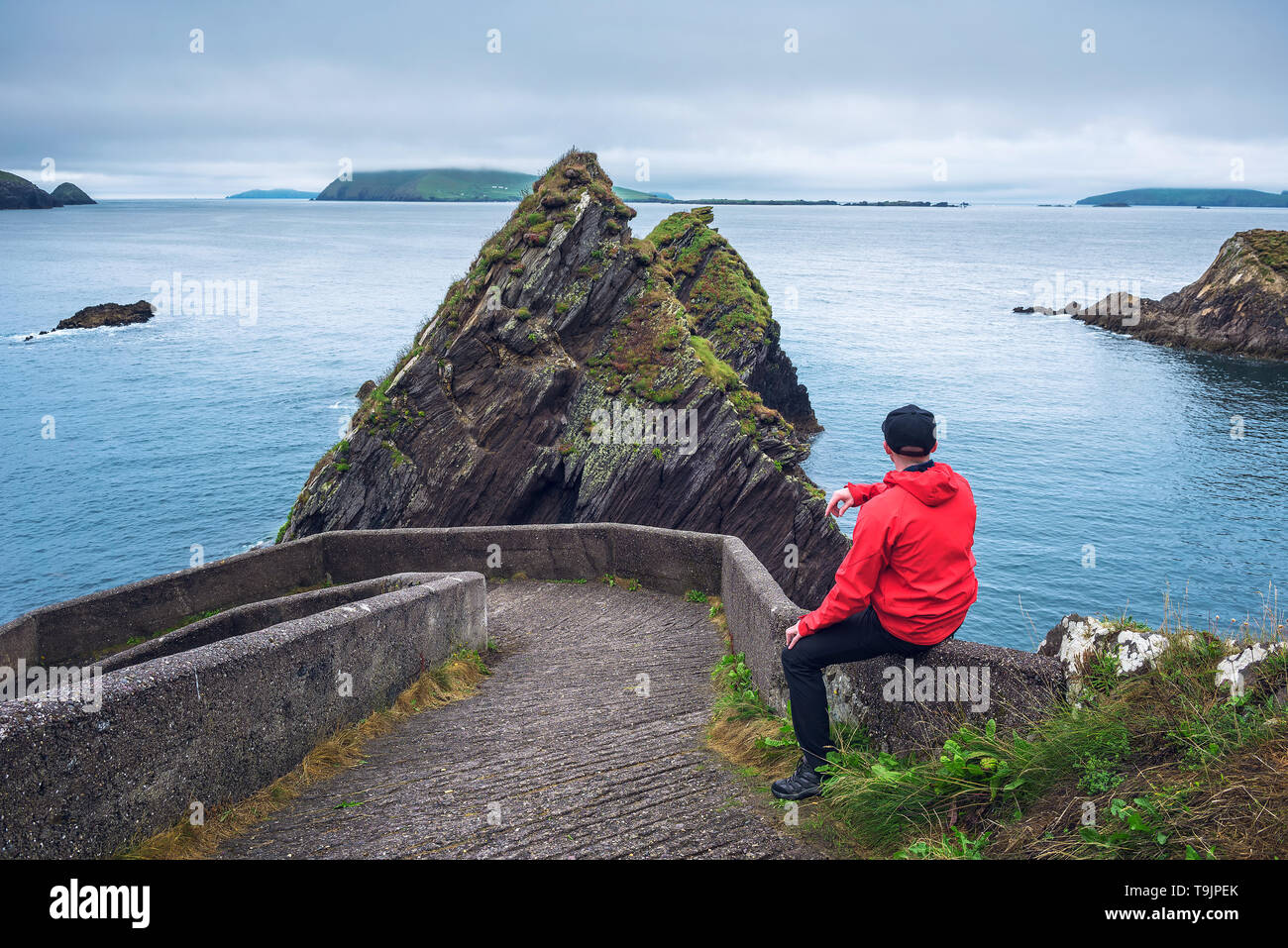 Touristische beobachten riesige Klippen und irischen Inseln an der Dunquin Pier, Halbinsel Dingle, Irland Stockfoto