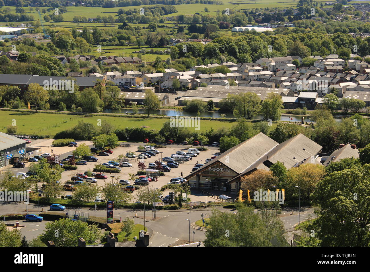 UK Ulverston, Cumbria. Blick Richtung Stände Supermarkt von hoad Hill. Stockfoto