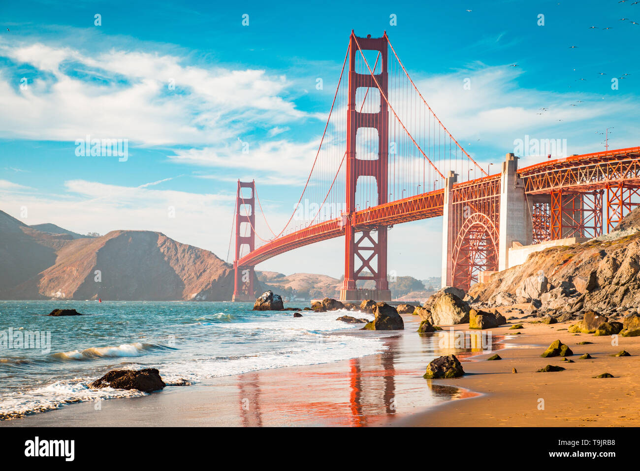 Klassische Ansicht der berühmten Golden Gate Bridge in wunderschönen goldenen Abendlicht an einem sonnigen Tag mit blauen Himmel und Wolken im Sommer, San Francisco, Californ Stockfoto