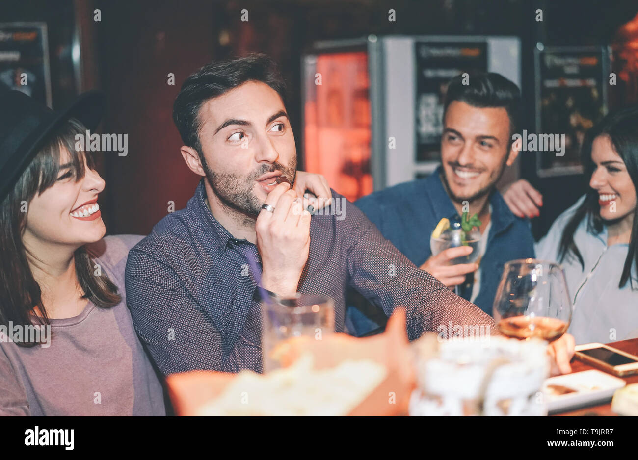 Gerne Freunde Spaß trinken Cocktail in einer Bar - junge trendige Menschen lachen und gemeinsam das Wochenende Nachtleben genießen. Stockfoto