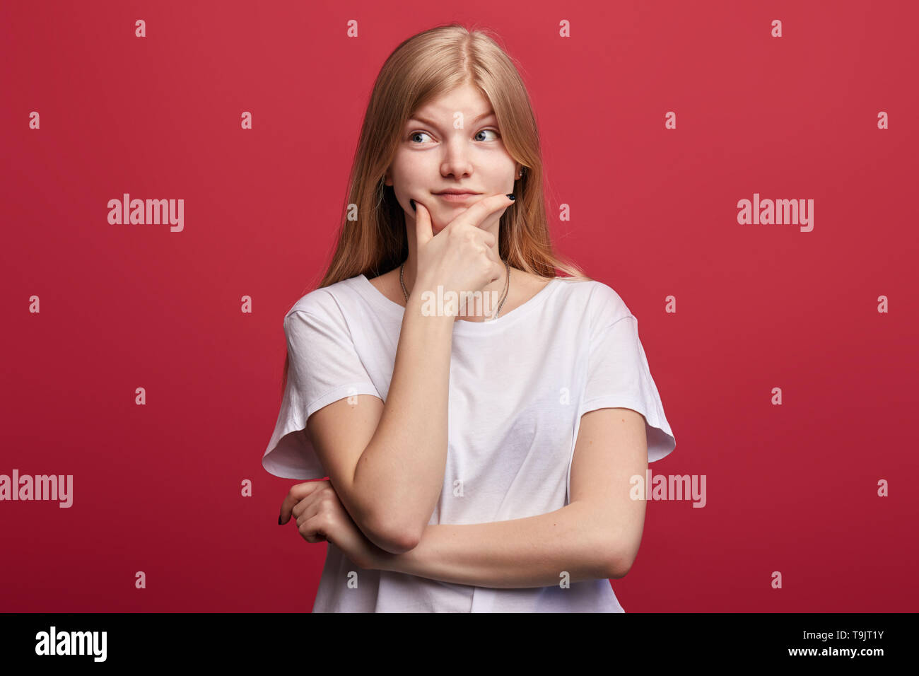 Junge hübsche Frau mit der Hand über das Kinn zur Seite suchen, sie ist yhinking über ihre Zukunft leben, Urlaub, Wochenende, Student, aus denen ein Plan, Projekt Stockfoto