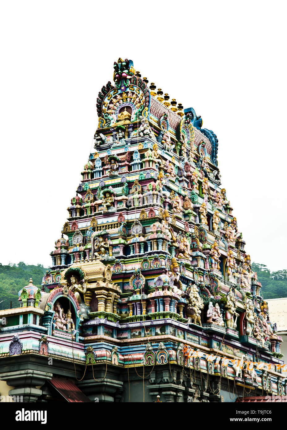 Die bunte Fassade eines Hindu-Tempels, Arul Mihu Navasakthi Vinayagar Hindu-Tempel, Victoria, Mahe, Republik Seychellen, Indischer Ozean, Afrika Stockfoto