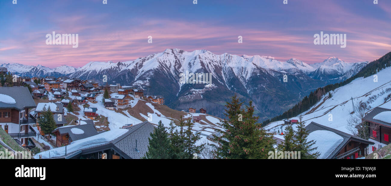 Himmel, bunte Himmel bei Sonnenuntergang gemalt. Panoramablick auf die  schneebedeckten Berge, die Schweizer Alpen, von einem hohen Berg Stadt in  der Schweiz Stockfotografie - Alamy