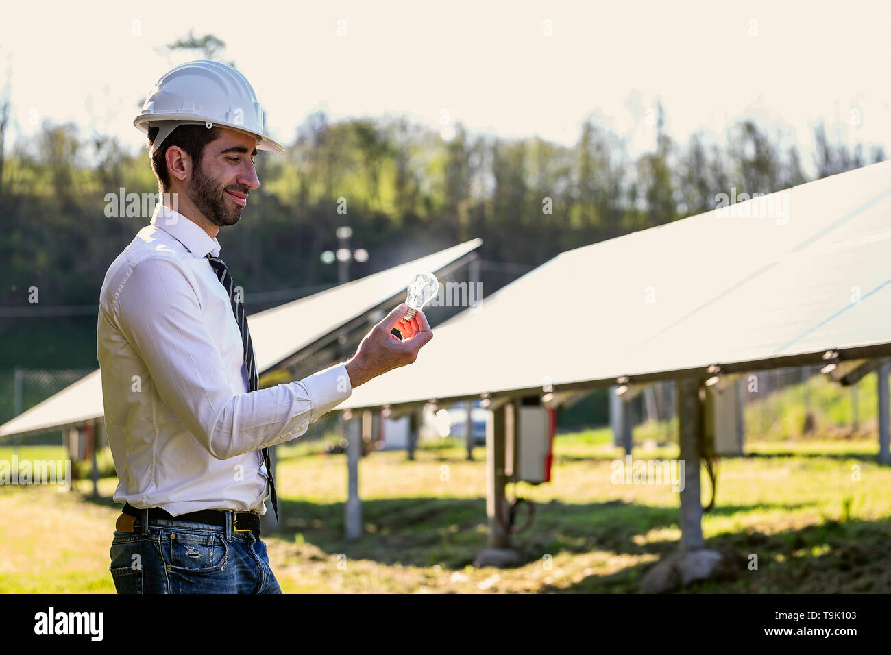 Technischer Experte in solar Photovoltaikmodule, Fernbedienung Führt routinemäßige Maßnahmen das System mit sauberer, erneuerbarer Energie in der Hand monitor Stockfoto