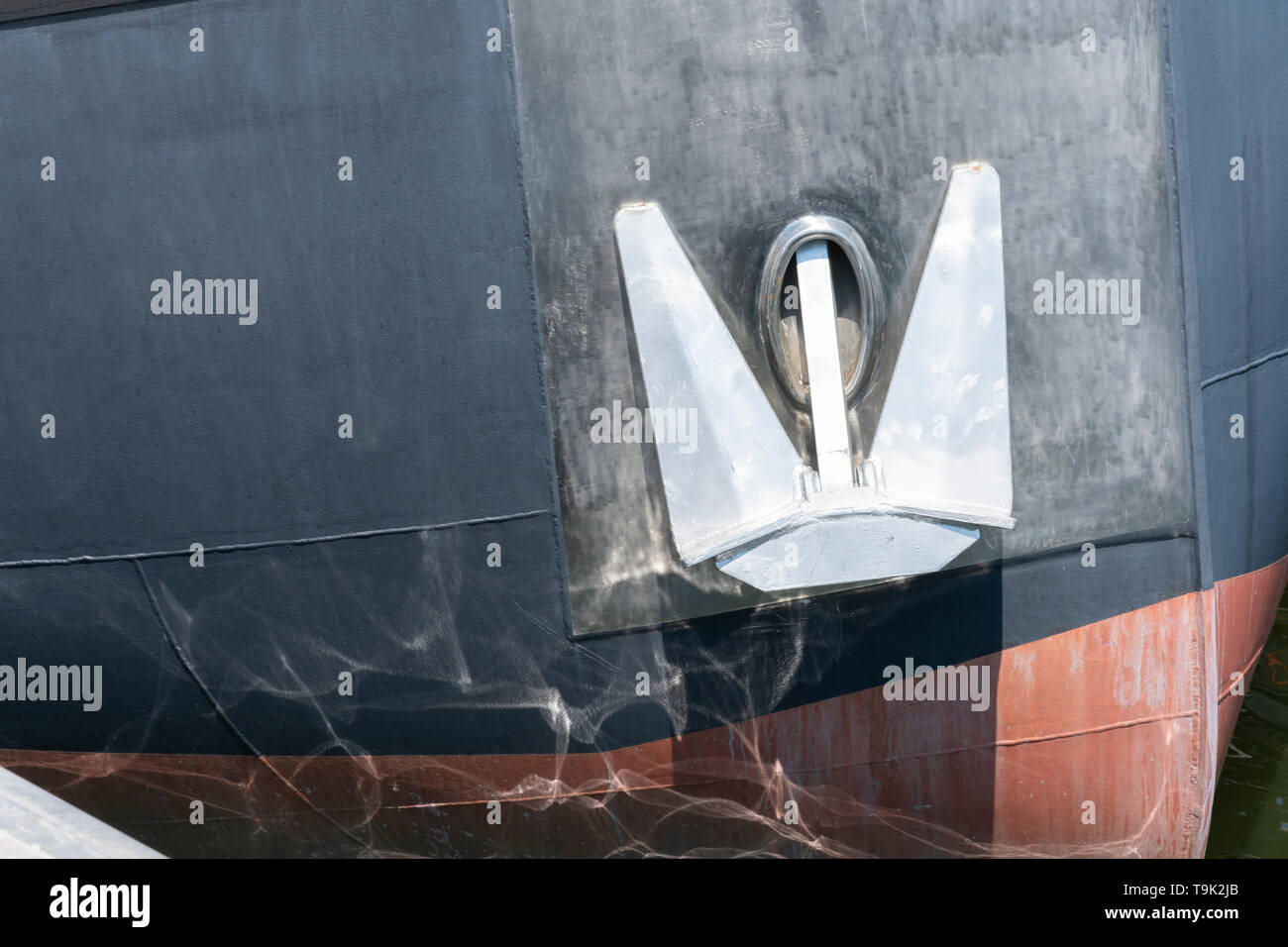 Slip Ring Anker auf der Seite des Bootes Stockfoto