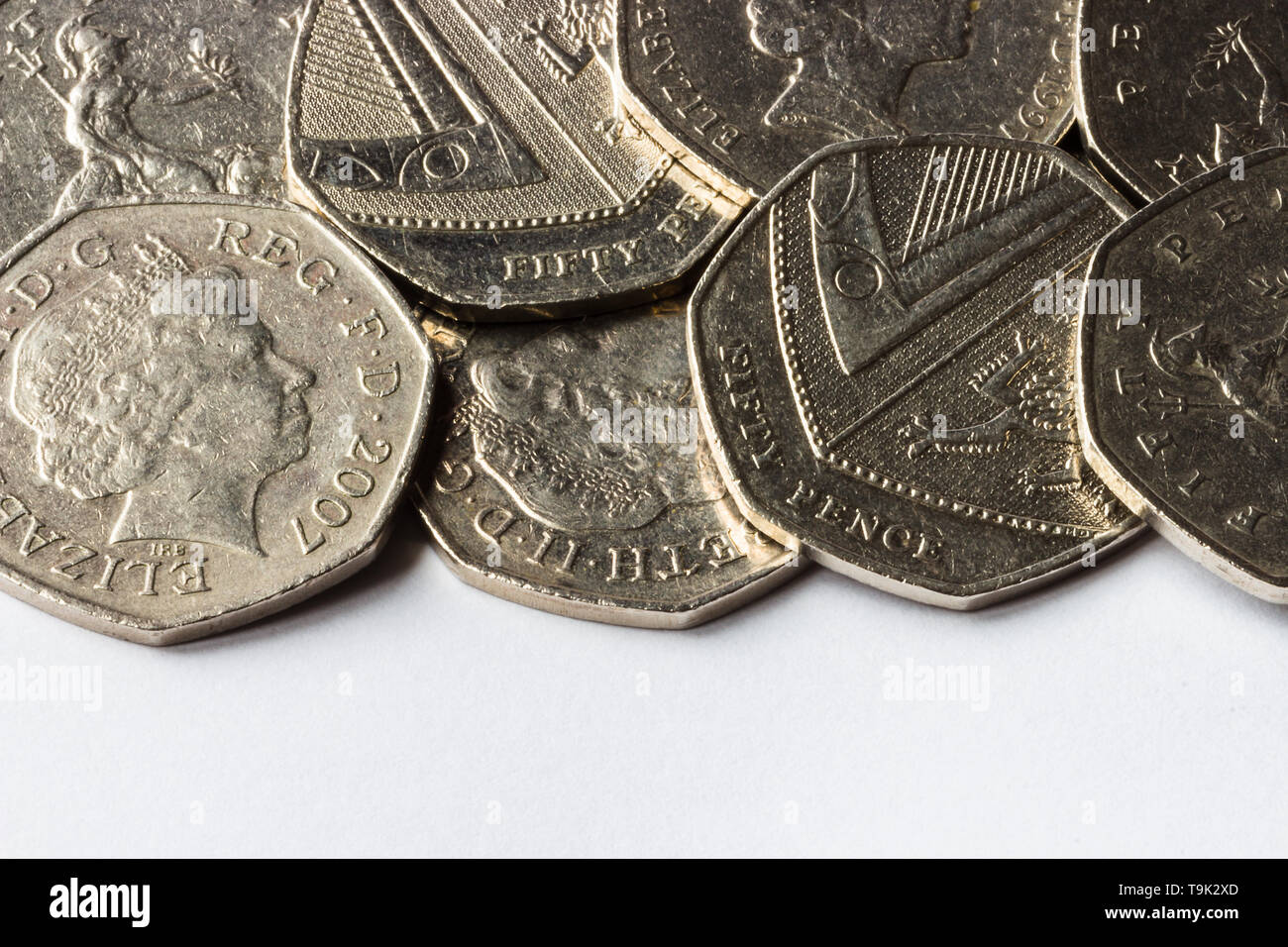 Stapel von fünfzig Pence Stücke Stockfoto