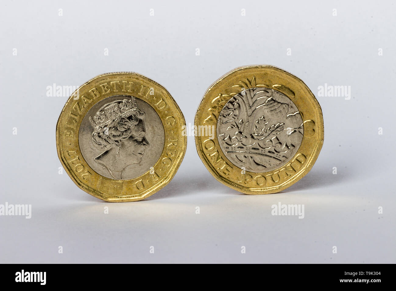 Paar von £ 1 Münzen stehen auf Kante. Stockfoto