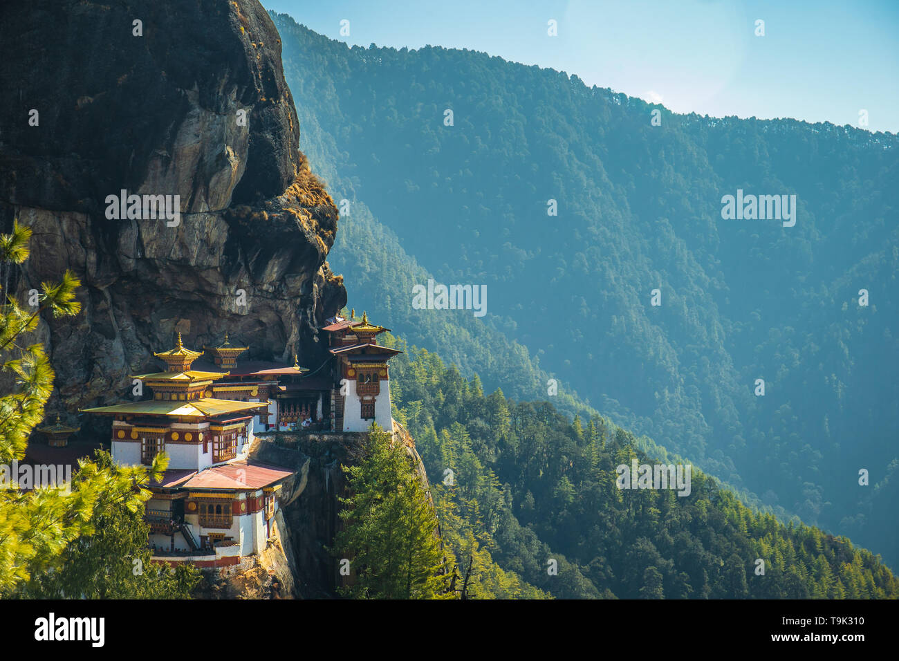 Der heiligste Ort in Bhutan auf dem hohen Felsen Berg mit Himmel von Paro Tal befindet, Bhutan Stockfoto
