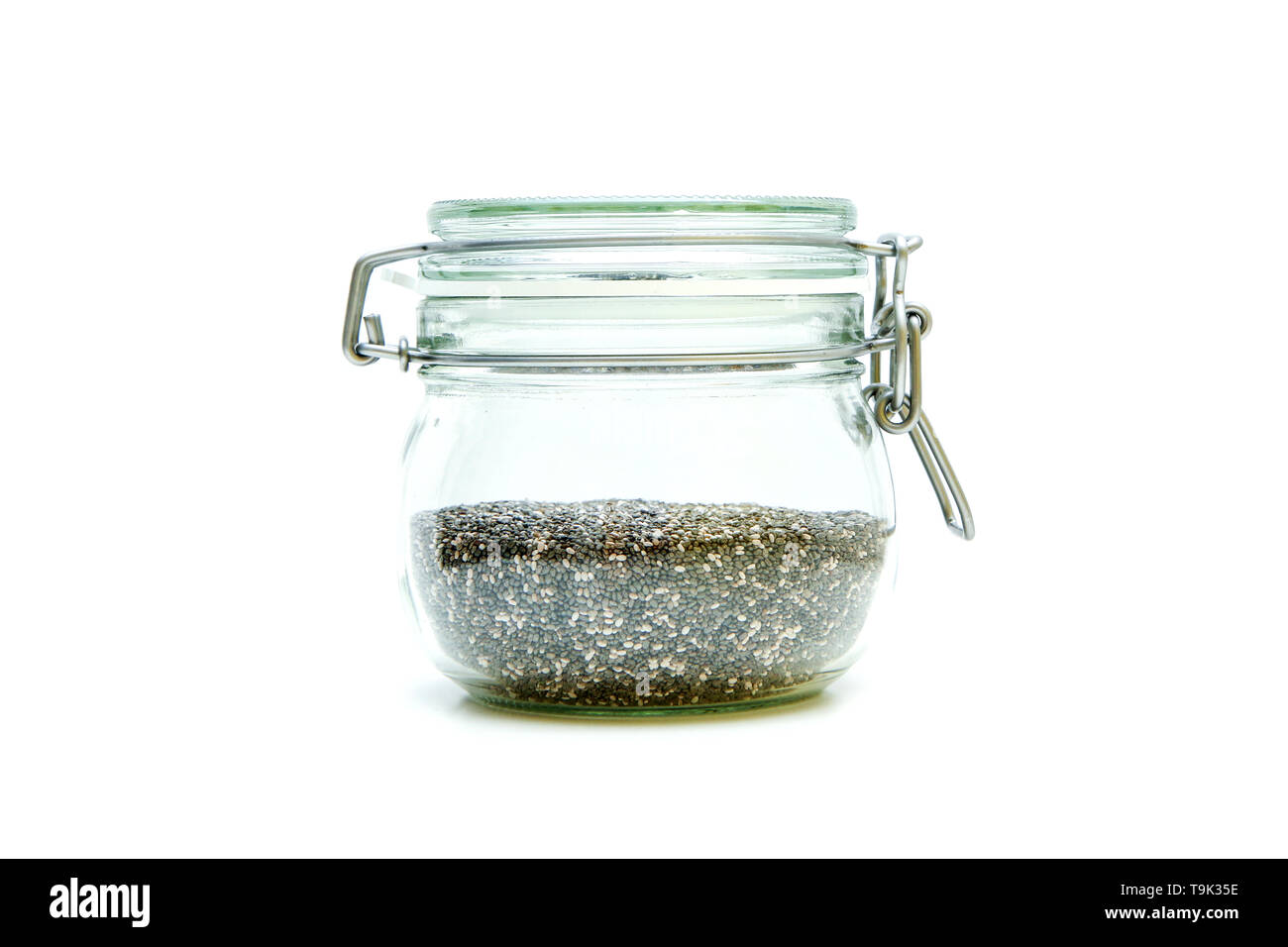 Die Chia Samen im verschließbaren Glas Flasche isoliert auf einem weißen Hintergrund. Stockfoto