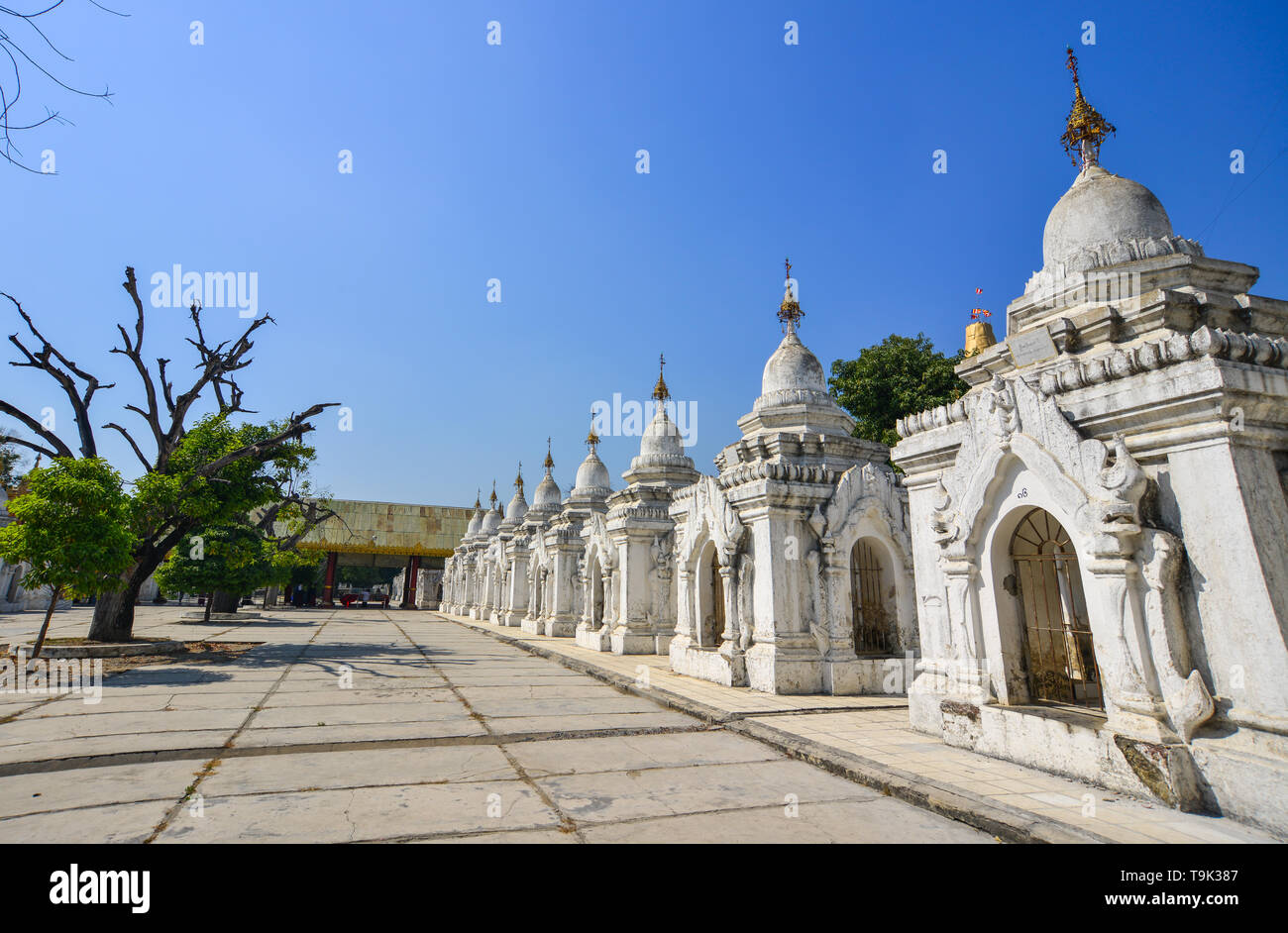 Ansicht der Kuthodaw Pagode in Mandalay, Myanmar. Die Pagode enthält 729 Marmortafeln mit buddhistischen Lehren eingeschrieben. Stockfoto