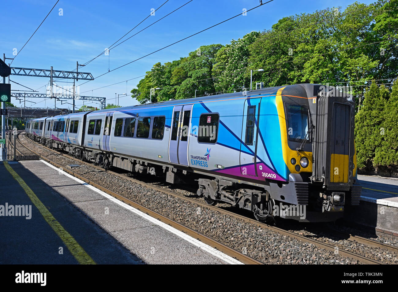 TransPennine Express Klasse 350/4 "esiro" mehrere Einheiten personenzug Nr. 350409 nähern Oxenholme Station, Cumbria, England, Vereinigtes Königreich. Stockfoto